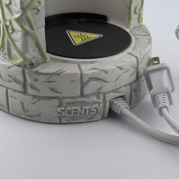 SCENTSY **Retired** Disney SnowWhite The Seven Dwarfs Wax Melt Fragrance Warmer - Picture 10 of 10